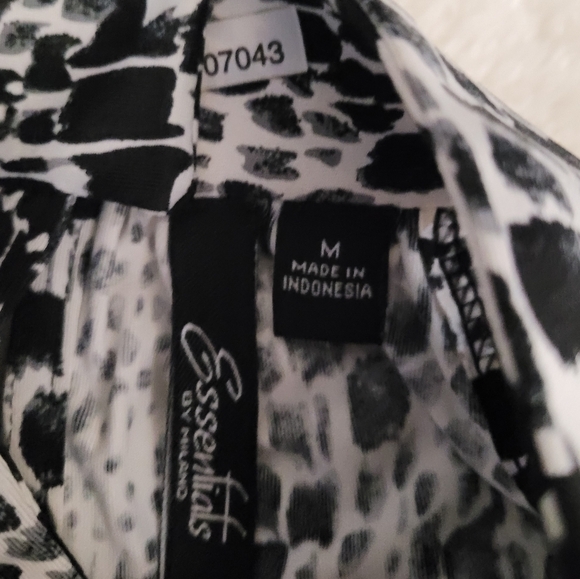 Essentials by Milano High neck sleeveless tops size medium - Picture 2 of 10